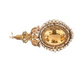 Broche de ff. S. XIX a modo de flor con cuarzo citrino en marco de filigrana orlado de perlas
