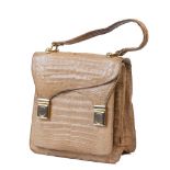 Bolso de mano vintage en piel de cocodrilo color crema con asa corta Con doble tapa cada una para un