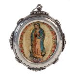 Medalla devocional con la Virgen de Guadalupe pintada sobre marfil y dorada, marco de plata, con