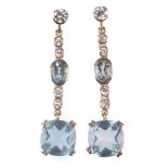 Pendientes largos de aguamarinas y chatones de brillantes Peso total aprox aguamarinas: 8 ct. Peso