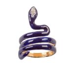 Sortija de pp. S. XX en forma de serpiente en esmalte azul con un brillante en chatón en la