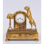 Reloj francés de chimenea en bronce dorado al mercurio y cincelado, época Imperio, c. 1800  Medidas: