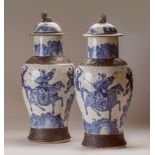 Pareja de tibores con tapa en porcelana blanca y azul craquelada, decorados con guerreros. China,