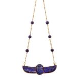 Collar egipcio con figura de escarabajo alado, de lapislázuli con cadena de esferas de lapislázuli y