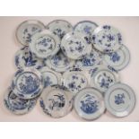 Colección de 27 platos de porcelana esmaltados en azul de blanco de compañía de Indias, S. XVIII