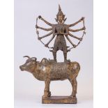 Conjunto escultórico de bronce, representación del dios hindú Durga luchando contra el demonio