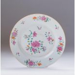 Plato Qianlong en porcelana de familia Rosa, pieza para la exportación Trabajo chino para la