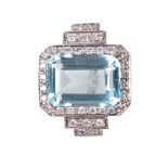 Sortija con aguamarina de talla esmeralda de 9 ct, orlada por marco rectangular de brillnantes de