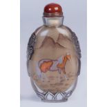 Snuff bottle pintada bajo cristal decorada con un caballo en un paisaje, laterales en relieve y base