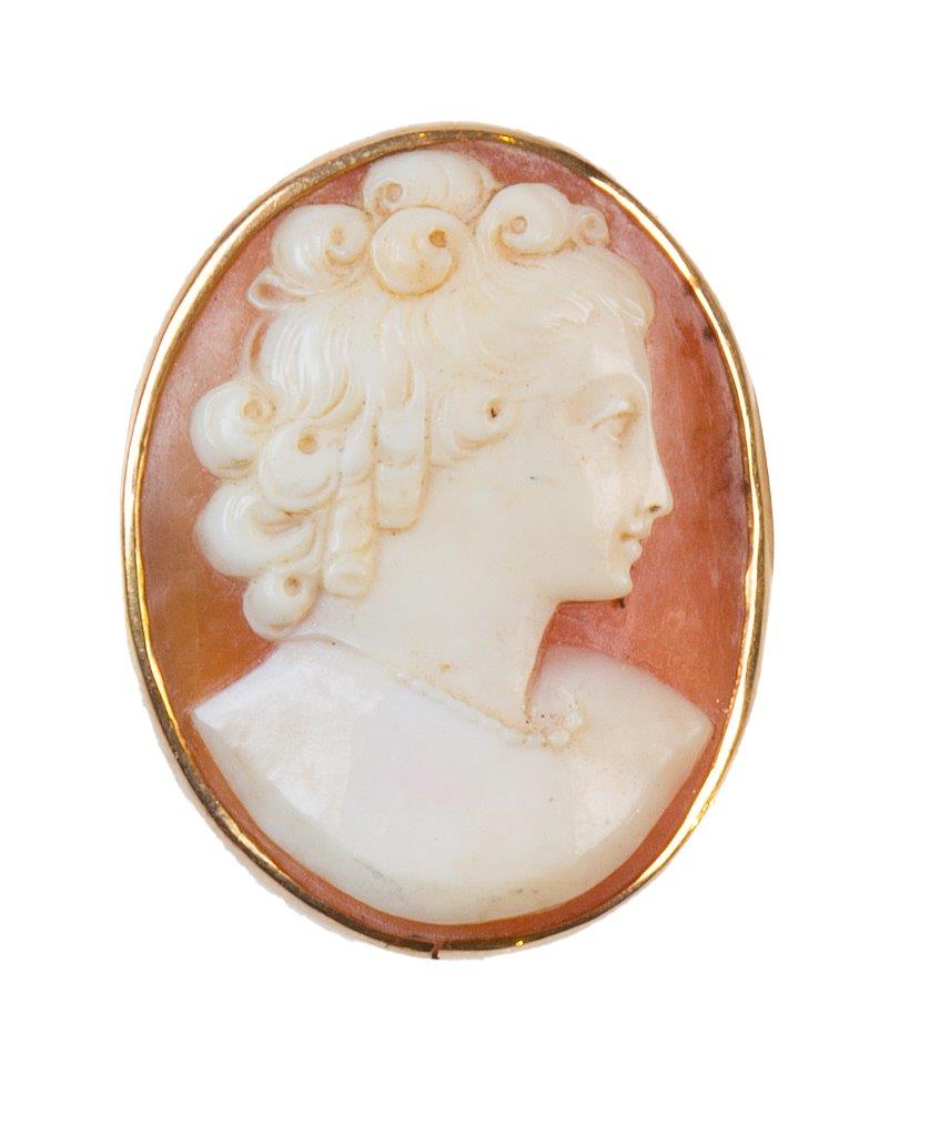 Broche camafeo con busto de dama tallado en concha bicolor con marco oval liso En montura de oro