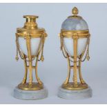 Pareja de candeleros ovoices en mármol y montados en bronce dorado, época Luis XVI  Altura: 25 cm.