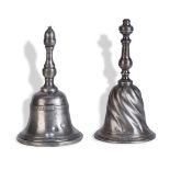 Dos campanas de plata en su color. López, Madrid, S. XX Altura: 10 cm. Diámetro 5 cm.