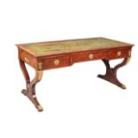 "Bureau Plat" Imperio en caoba y montado en bronce dorado, h. 1810  Medidas: 75 x 81 x 163 cm.