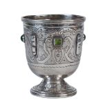 Copa de plata del siglo XX con piedras aplicadas y marcas.