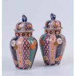 Pareja de tíbores en porcelana posiblemente Samson con decoración japonesa Imari  Altura: 34 cm