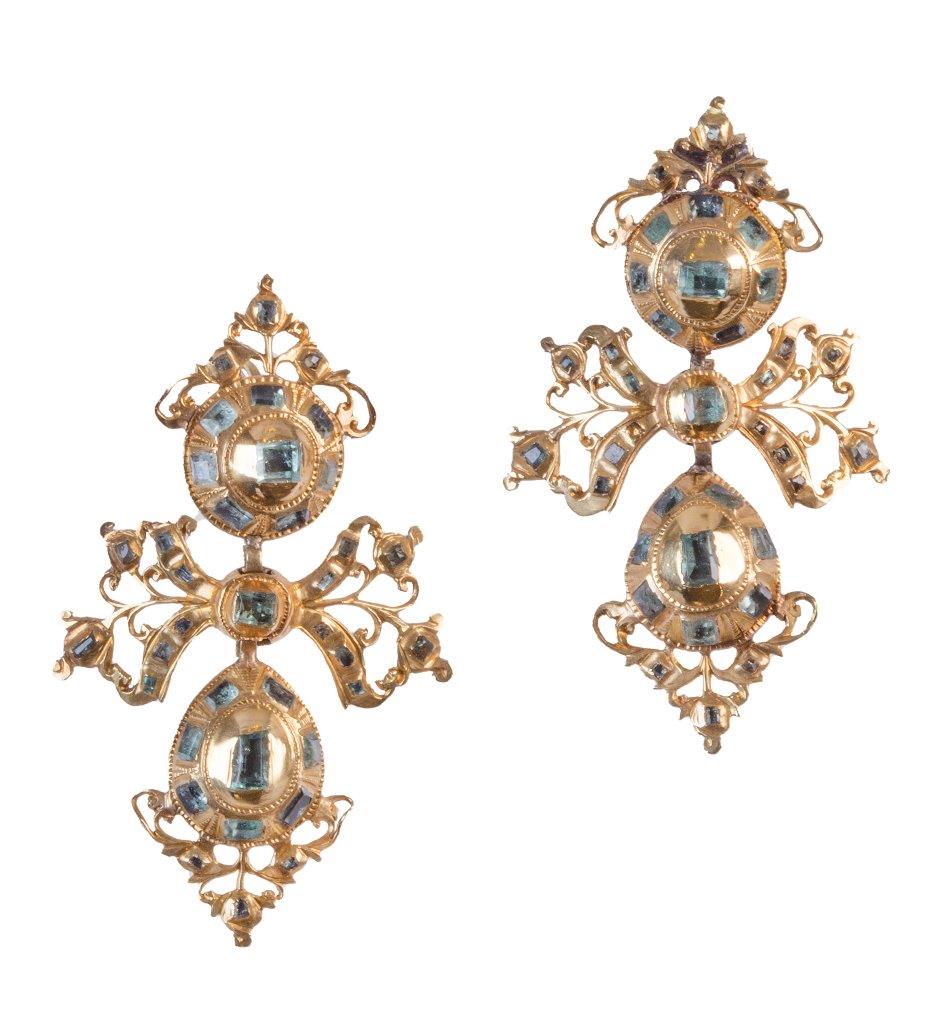 Pendientes largos populares S.XVIII-XIX de esmeraldas con diseño de botón, lazo y perilla En oro