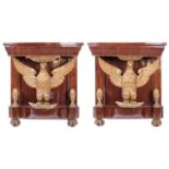 Pareja de consolas inglesas, estilo palladiano, de caoba con águila central en madera tallada y