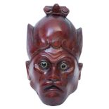 Máscara de madera tallada, con ojos de vidrio. Trabajo oriental Medidas: 23 cm