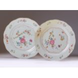 Pareja de platos en porcelana, "familia rosa", decoración con grupo de grandes flores a un lado en