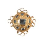 Colgante popular de botón de esmeraldas con marco de filigrana S. XVIII-XIX En oro amarillo de