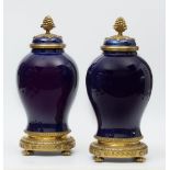 Pareja de tíbores en azul intenso en porcelana china con aplicación de bronce dorado al mercurio (