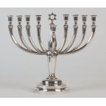 Candelabro judio de plata. Ley sterling 925. Con marcas. Alemania, pp. del S. XX.  Medidas: 26 x