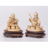 Dos figuras japonesas de marfil tallado, S. XIX  Altura: 8 cm.