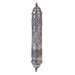 Rollo de la Torá de plata de decoración grabada, repujada y calada, S. XIX  Medidas: 21 cm Peso: 218