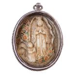 Medalla devocional de la Virgen de guadalupe de marfil tallado, dorado y plocromado. Marco de