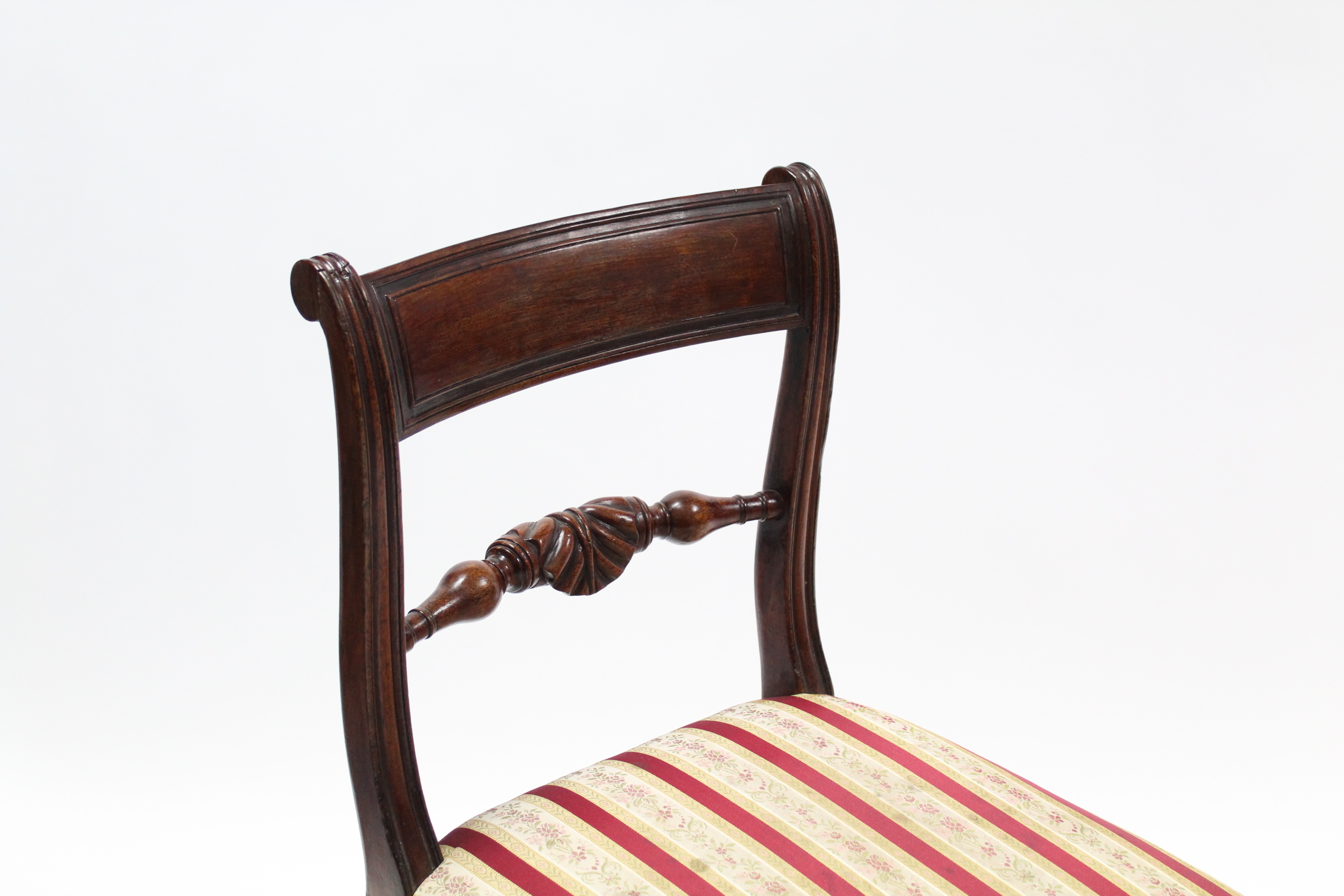 A pair of Regency-style mahogany bow-back dining chairs with padded seats & turned tapering legs. - Image 2 of 3