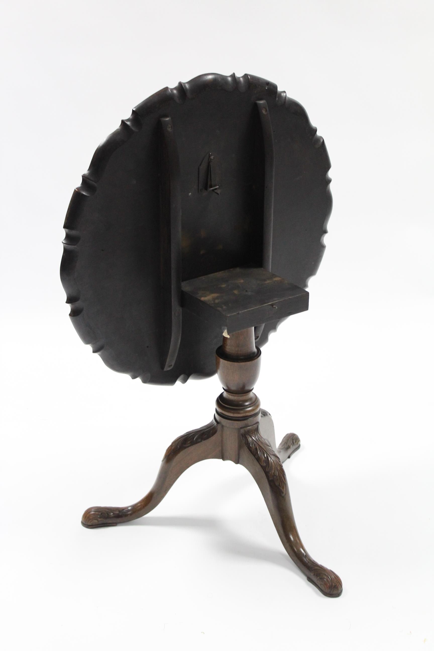 A George II-style mahogany tripod table, the circular tilt-top with pie-crust edge, on vase-turned - Image 3 of 3