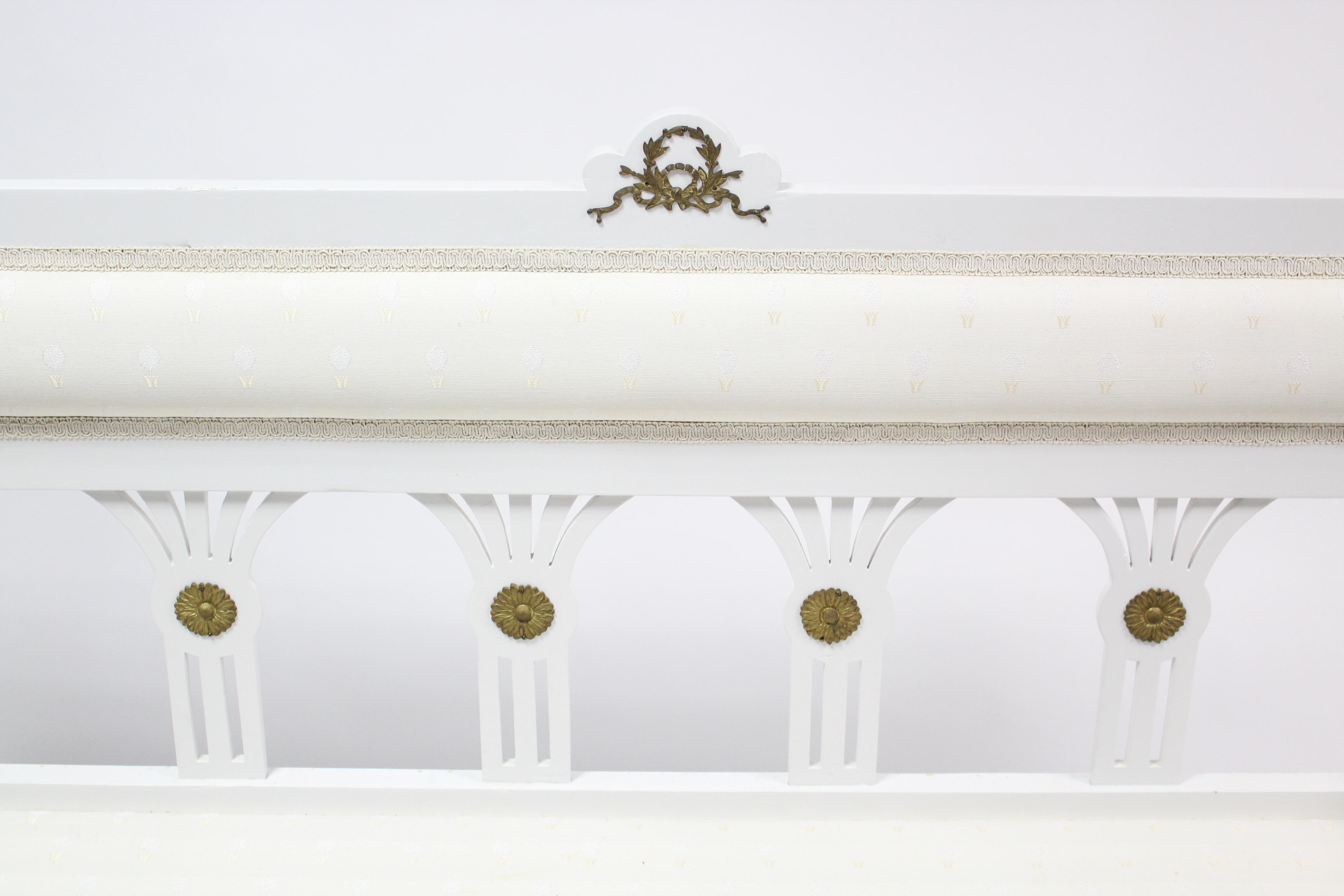 A continental-style white painted wooden two seater settee with gilt ormolu decoration to the - Image 3 of 4
