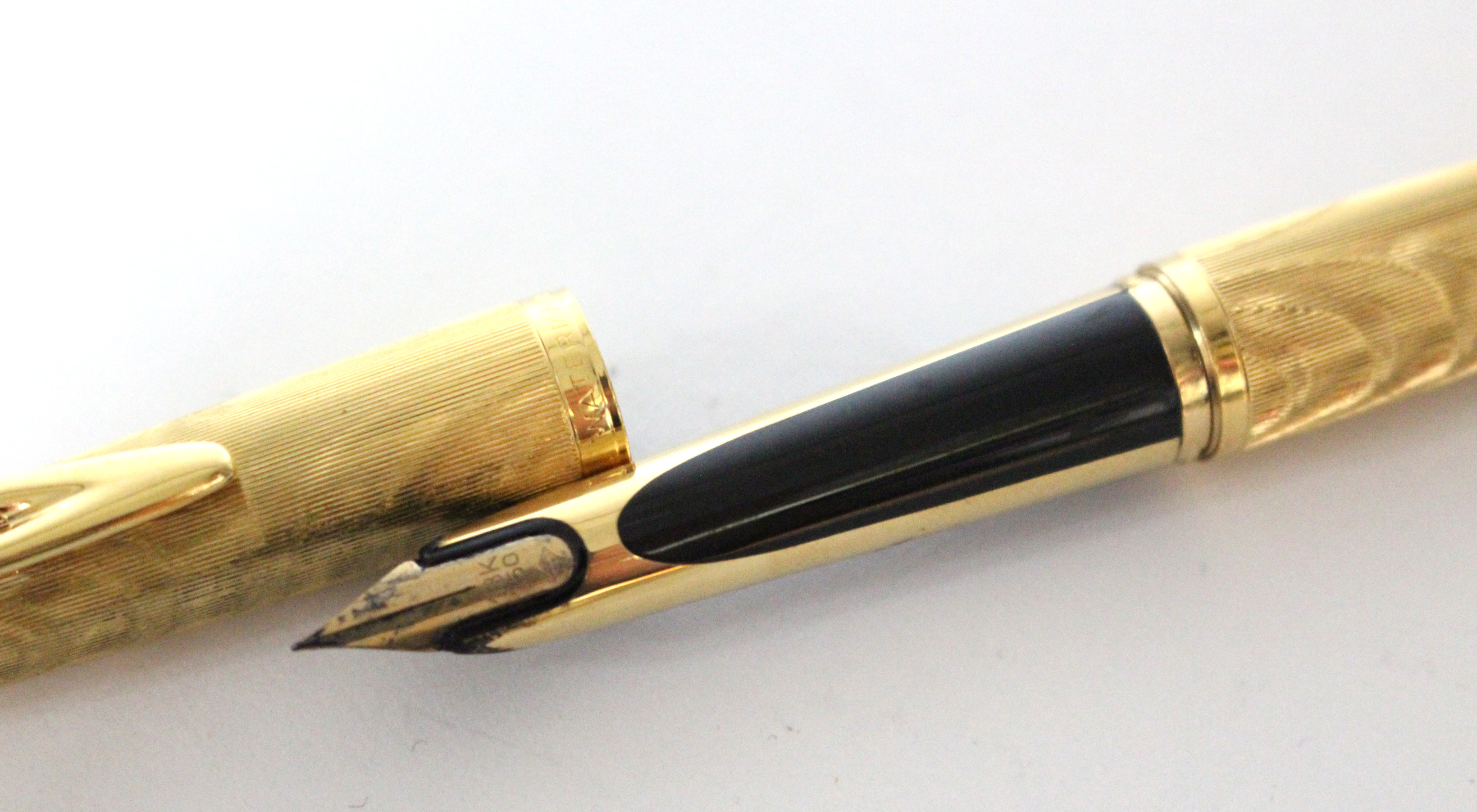 A set of three Waterman 'Plaque OR G' pens, comprising: fountain pen, ball-point pen, & propelling - Image 3 of 5