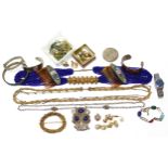 Various items of costume jewellery.