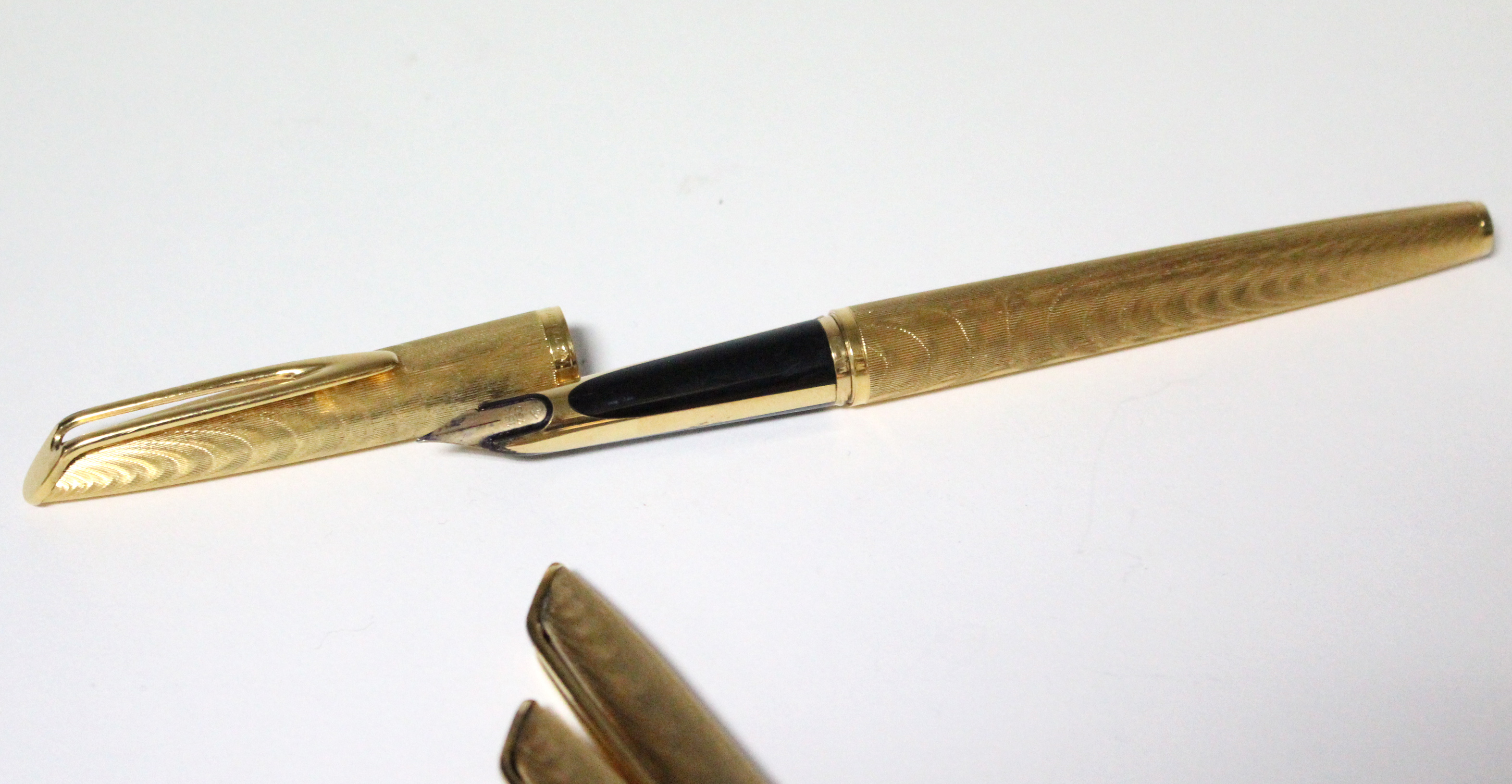A set of three Waterman 'Plaque OR G' pens, comprising: fountain pen, ball-point pen, & propelling - Image 2 of 5