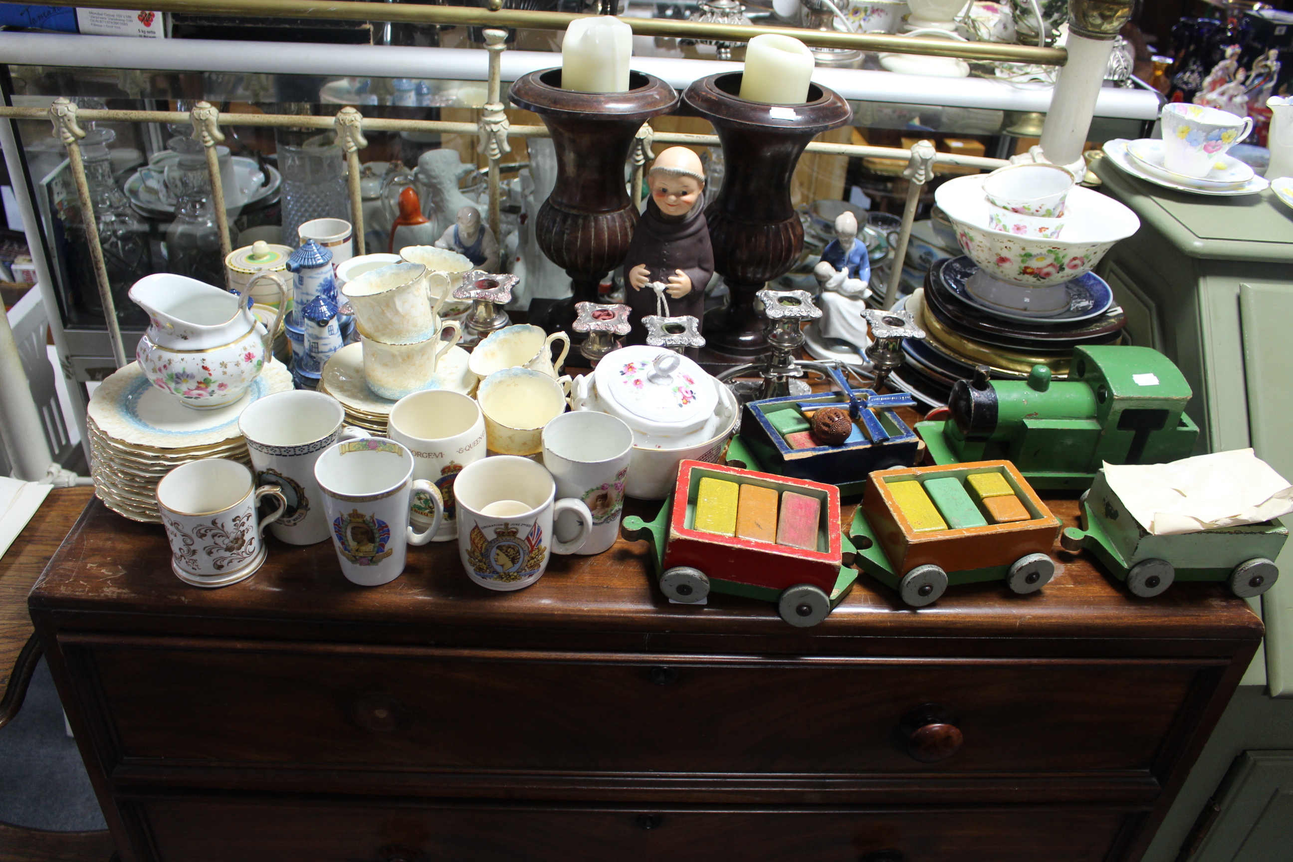 A Shelley bone china floral decorated twenty-one piece tea service (settings four six); together - Image 5 of 8