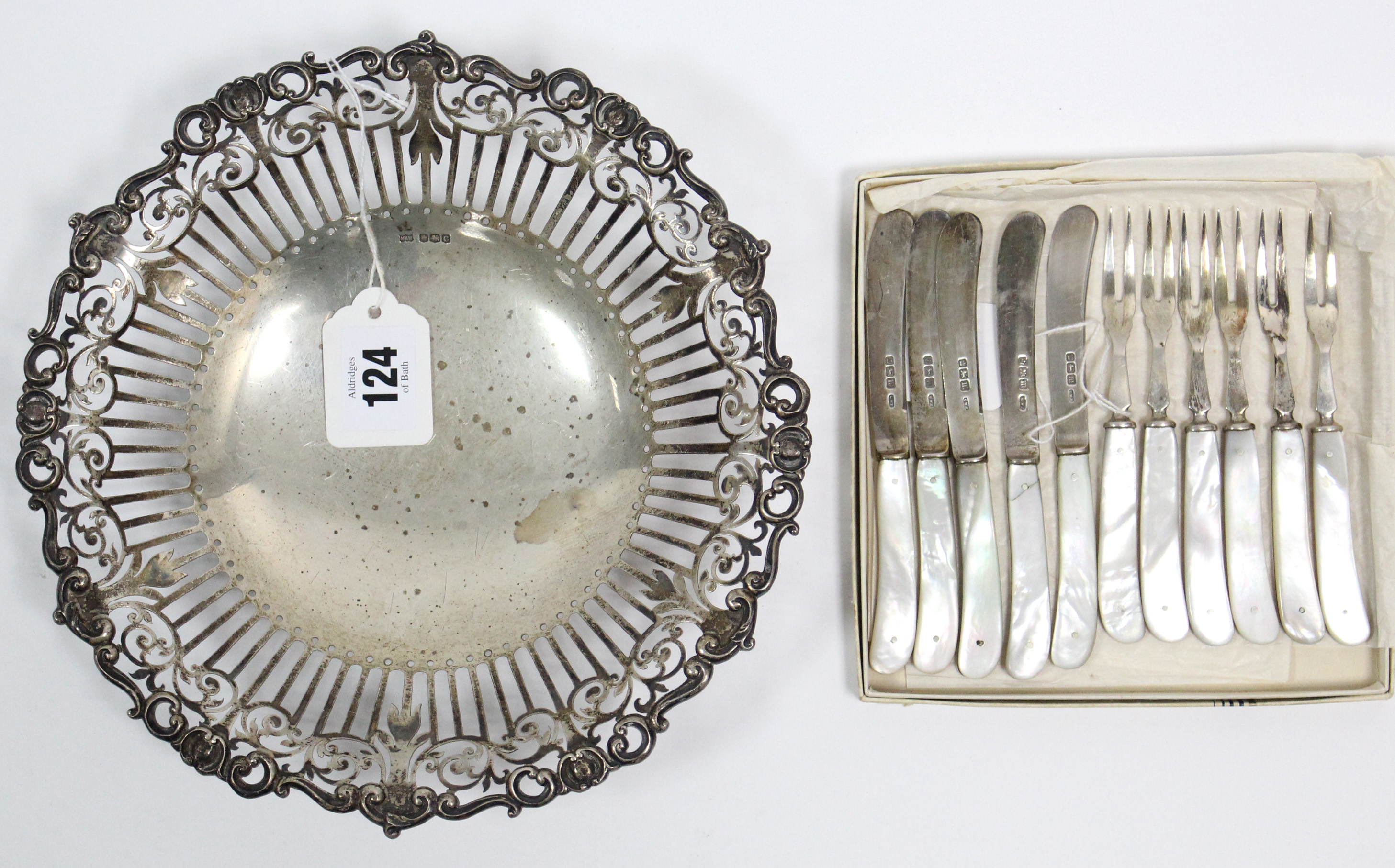 A George V silver comport with pierced scroll border, 9” diameter Sheffield 1920; a set of six