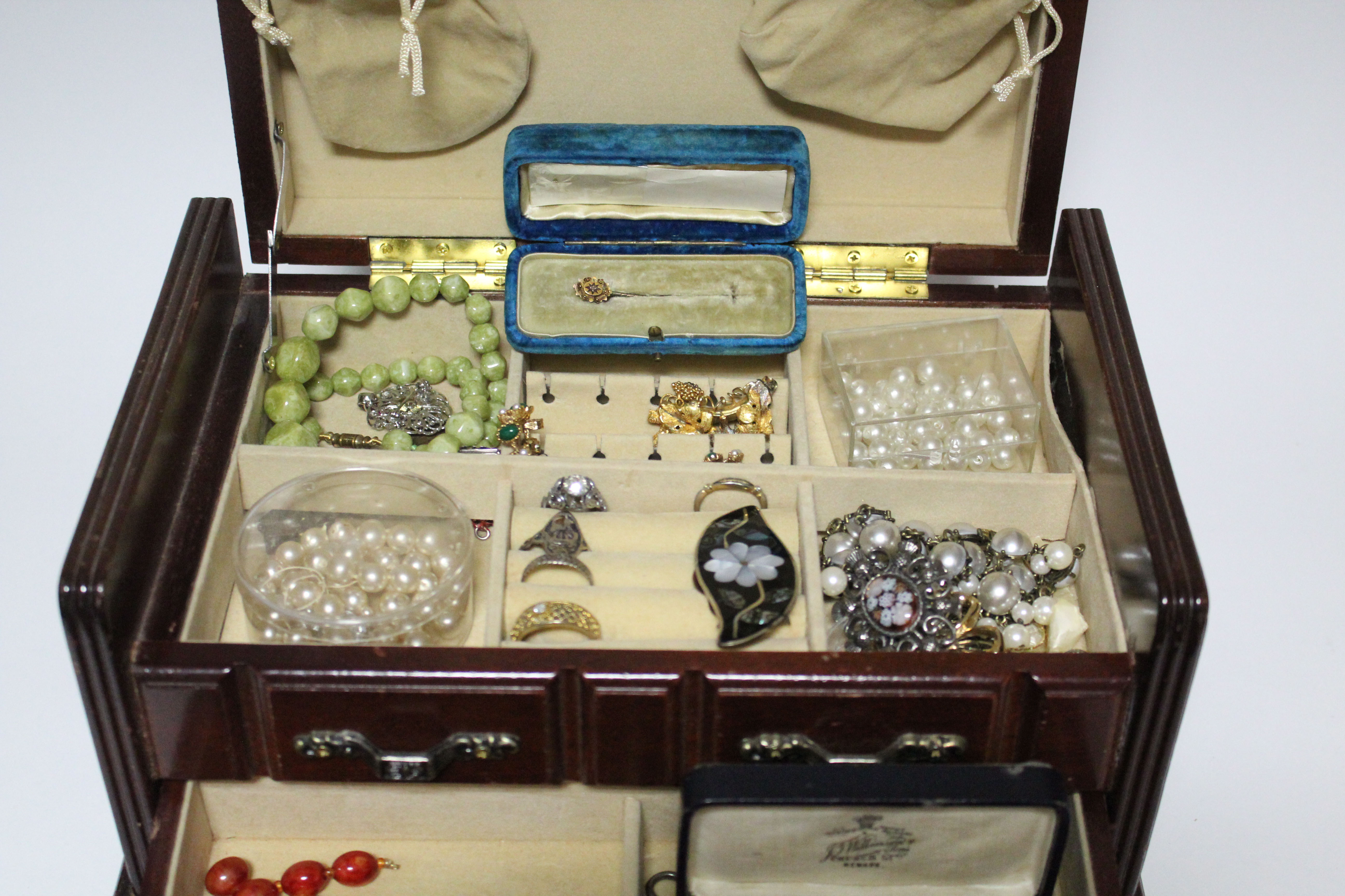 A quantity of costume jewellery, contained in a modern jewellery box. - Image 3 of 4