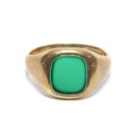 A 9ct. gold gent’s signet ring set green hardstone matrix (vacant); Birmingham hallmarks for