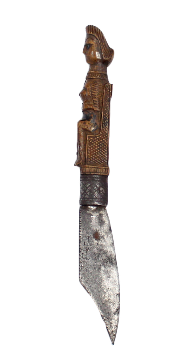 A LATE 18th/EARLY 19th century ‘PENNY’ KNIFE, the boxwood handle carved in the form of a seated