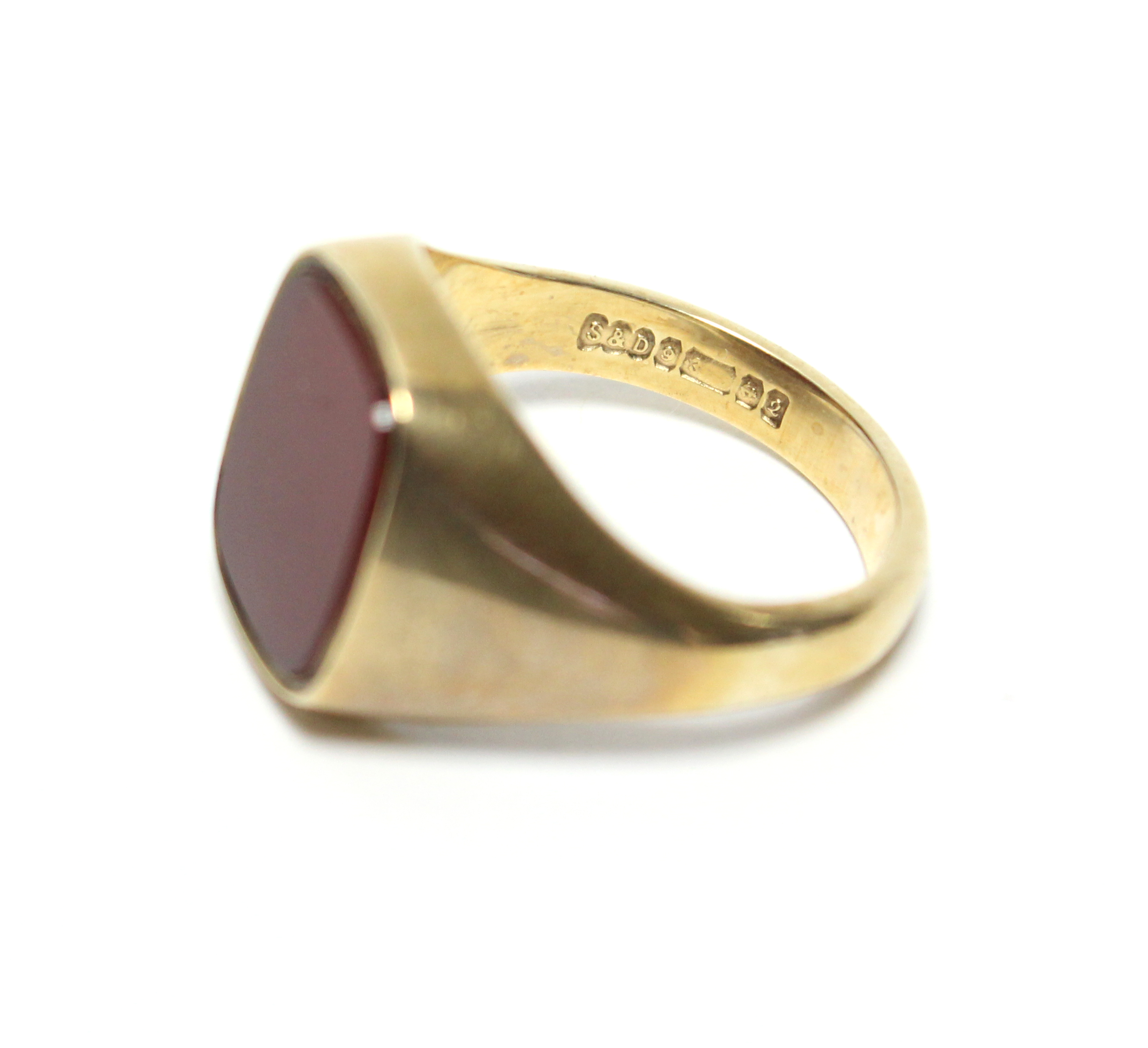 A 9ct. gold gent’s signet ring set oblong carnelian matrix (vacant); Birmingham hallmarks for - Image 3 of 3