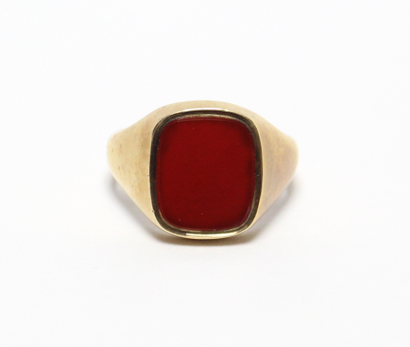 A 9ct. gold gent’s signet ring set oblong carnelian matrix (vacant); Birmingham hallmarks for