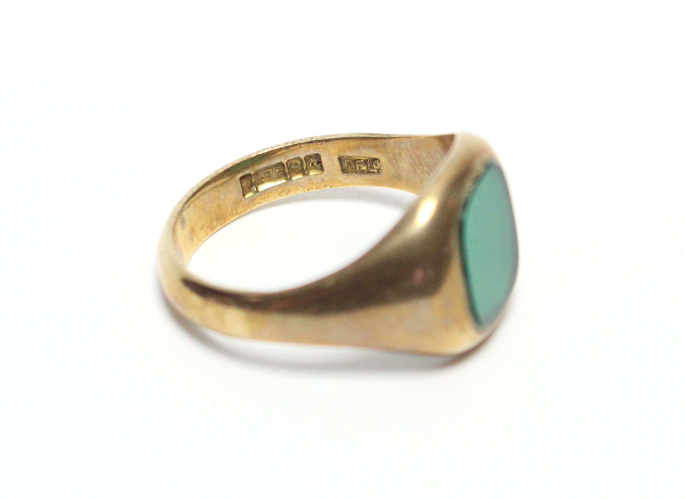 A 9ct. gold gent’s signet ring set green hardstone matrix (vacant); Birmingham hallmarks for - Image 3 of 3