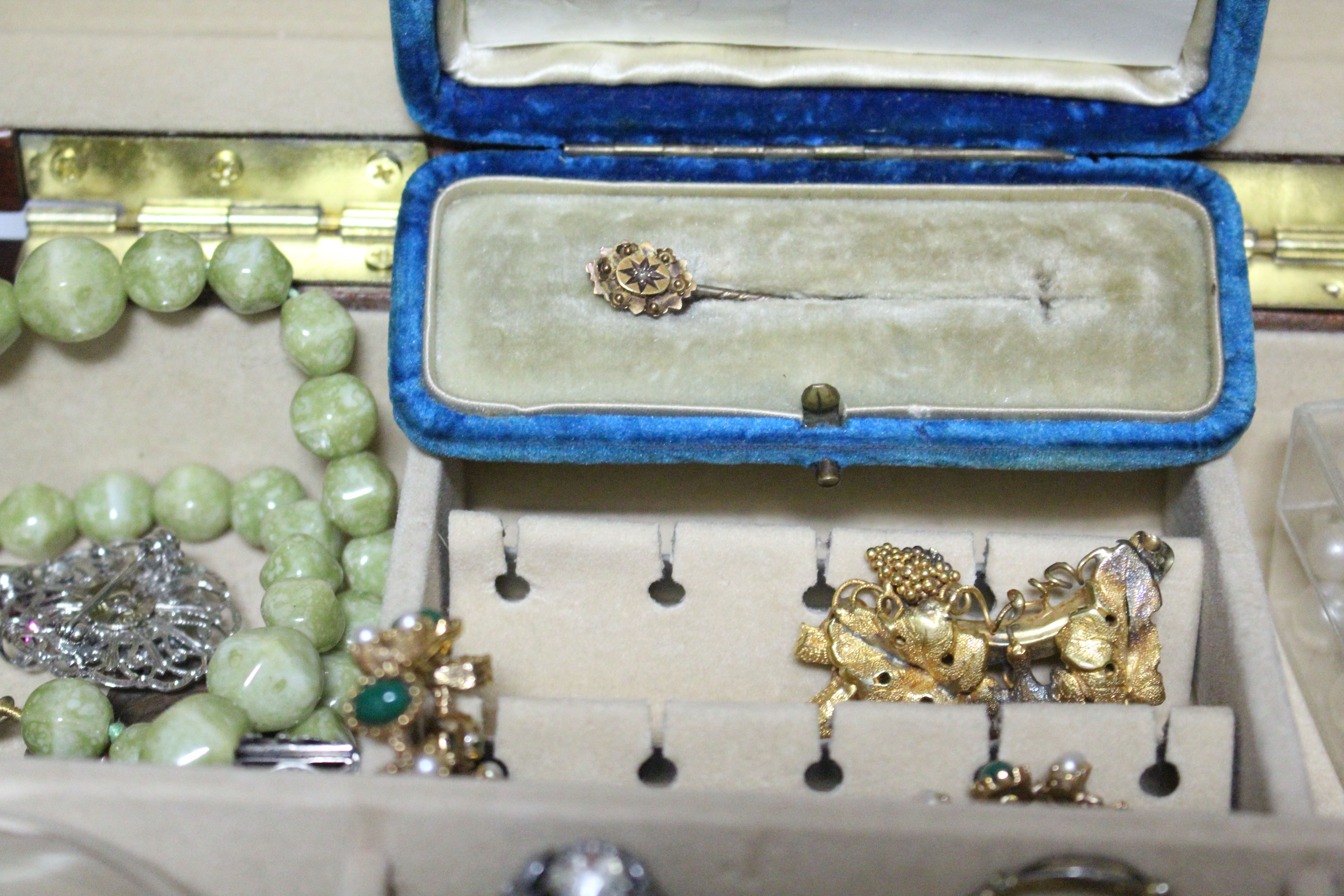 A quantity of costume jewellery, contained in a modern jewellery box. - Image 4 of 4