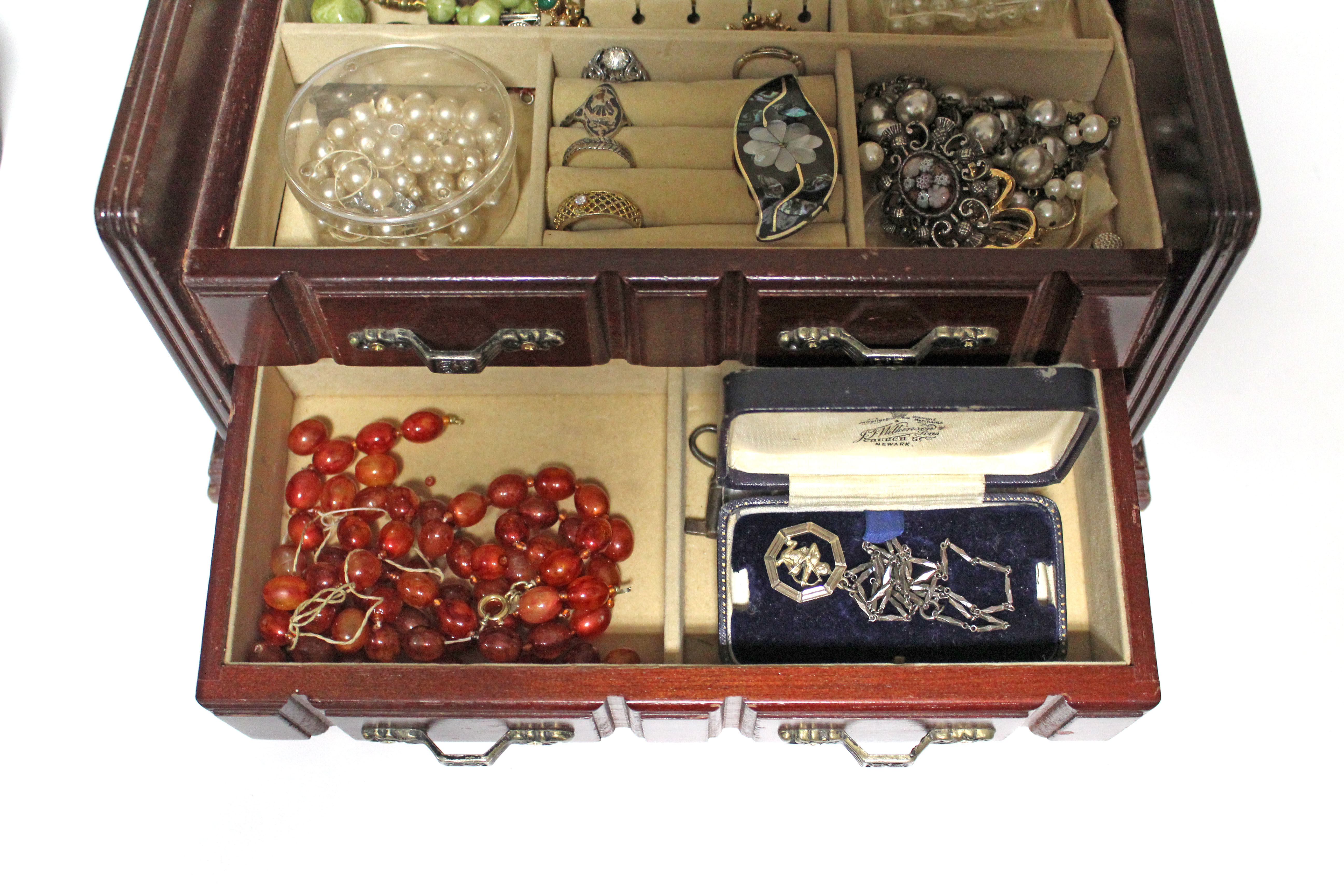 A quantity of costume jewellery, contained in a modern jewellery box. - Image 2 of 4