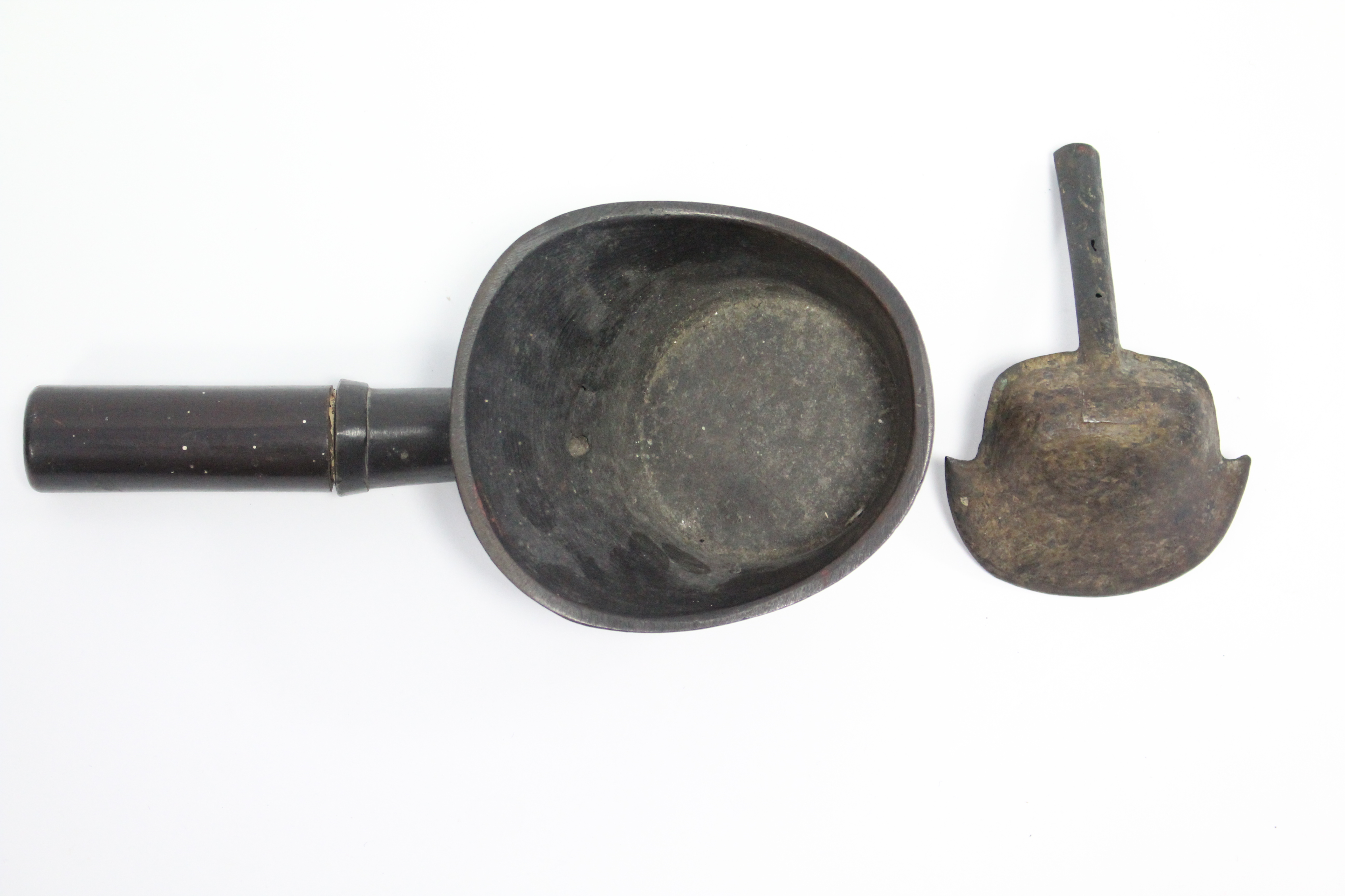 A Chinese archaistic bronze ceremonial ladle with relief decoration on a key-pattern ground, plain - Image 6 of 6