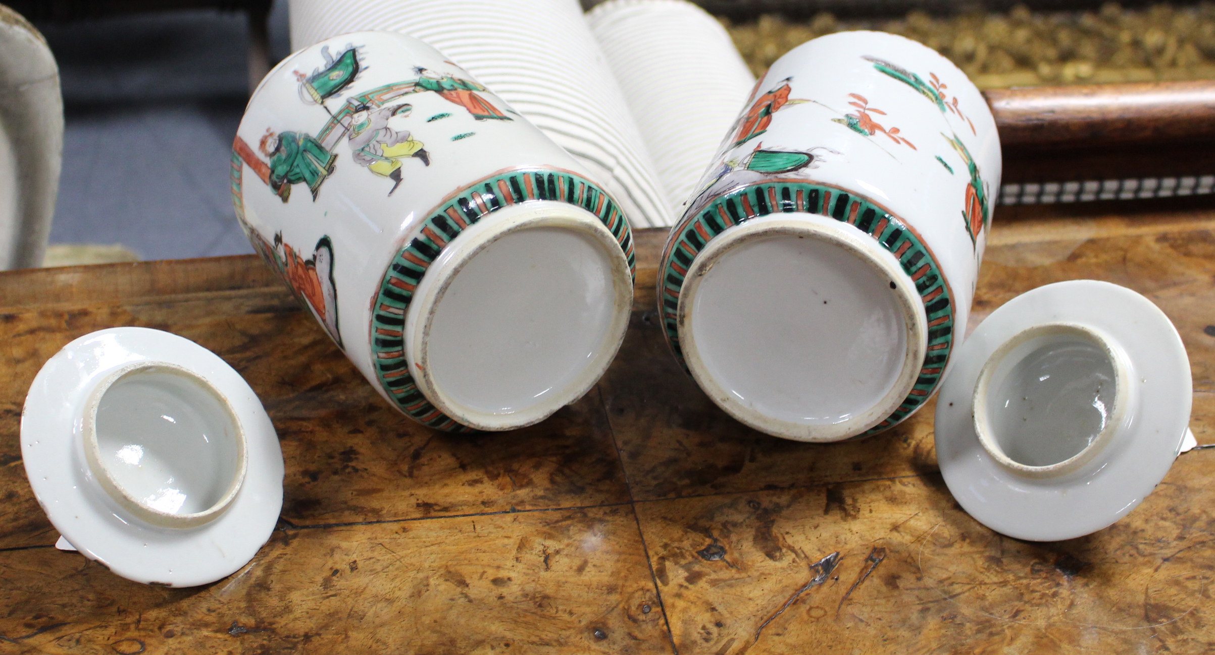 A pair of Chinese porcelain famille verte jars & covers, decorated with courtly figure scenes in the - Image 4 of 4