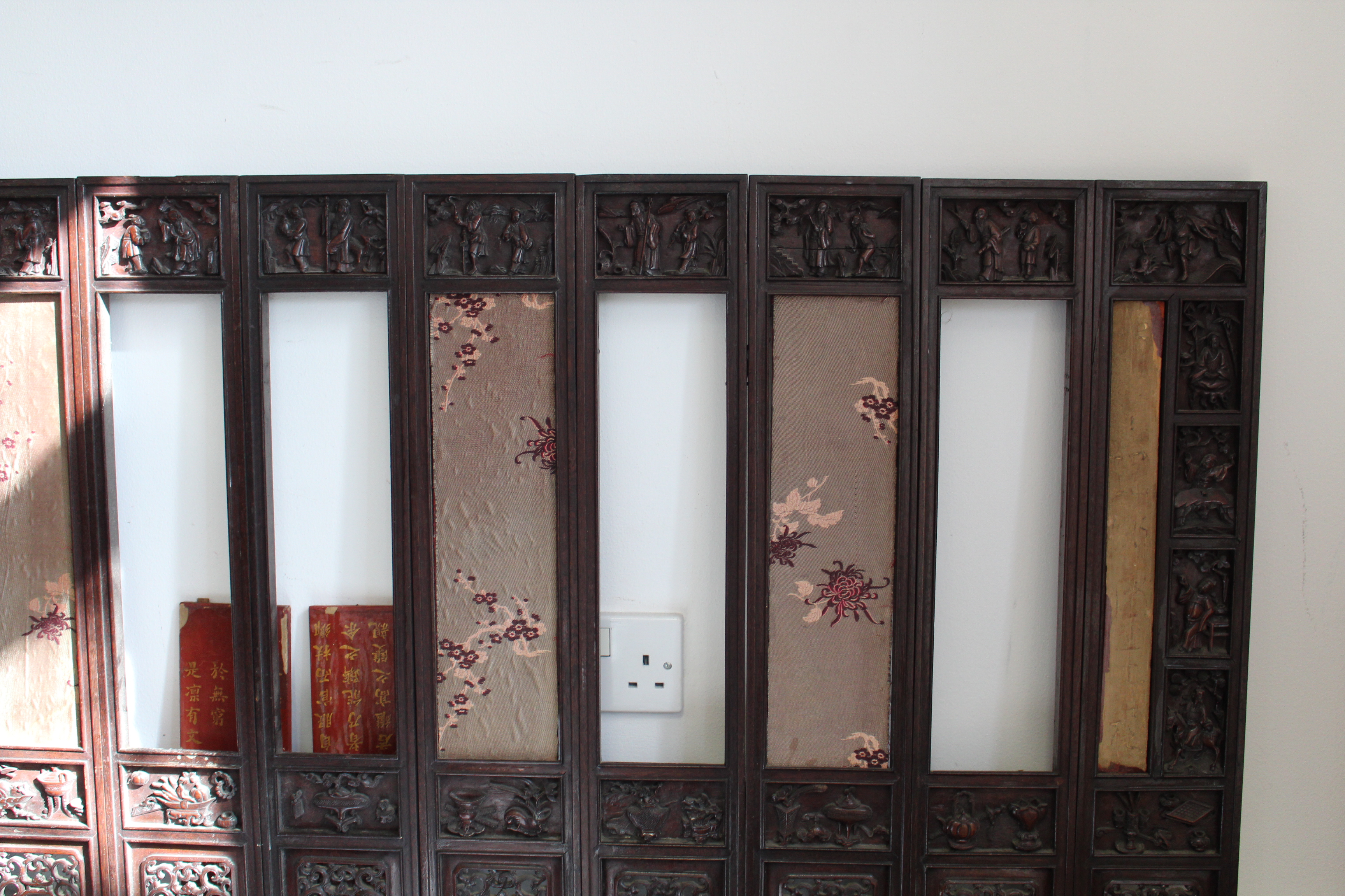 An early 20th century Chinese carved hardwood screen decorated with precious objects, figures, & - Image 4 of 6