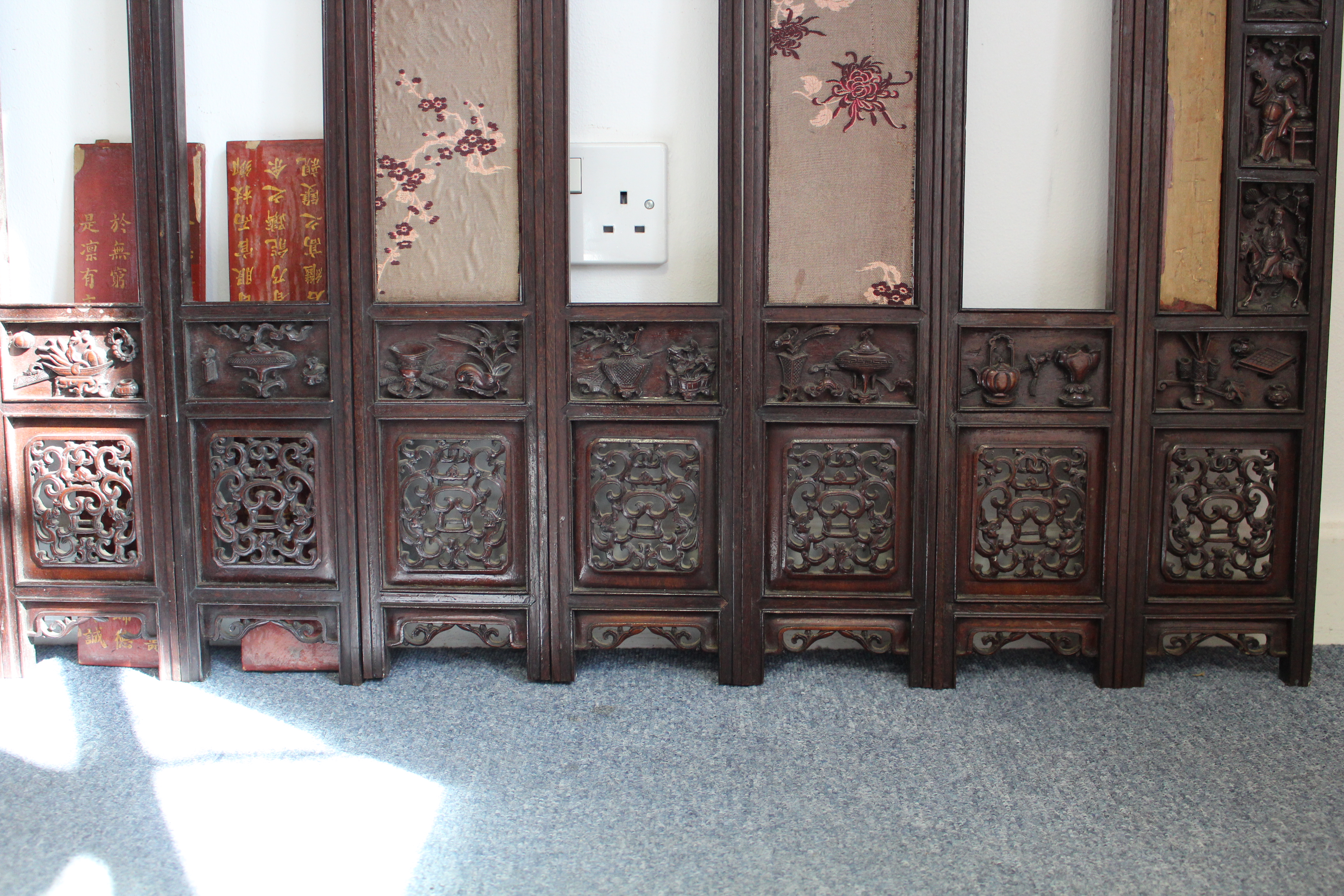 An early 20th century Chinese carved hardwood screen decorated with precious objects, figures, & - Image 5 of 6