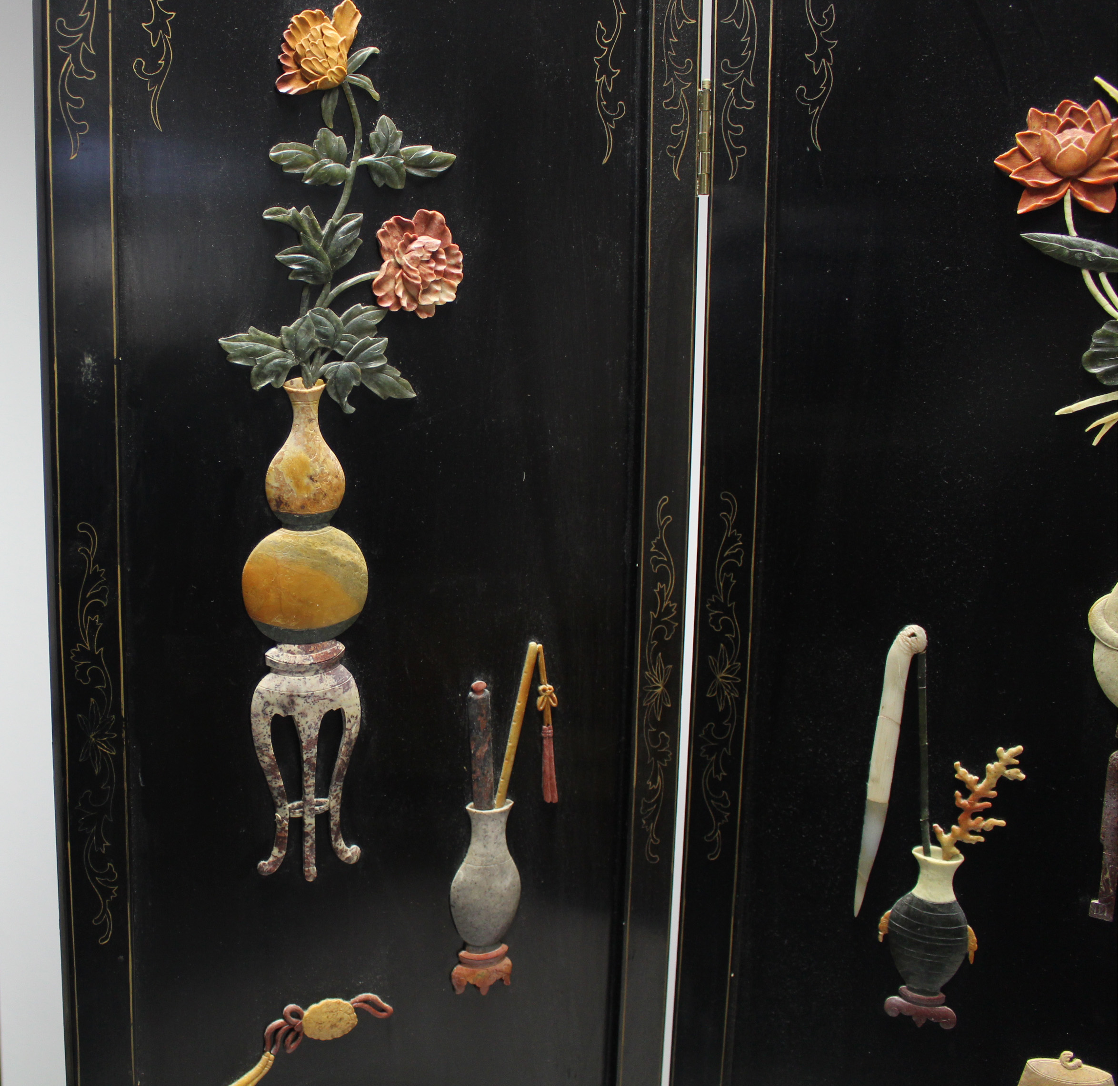 A Chinese black lacquered tall four-fold draught screen with coloured hardstone vase-of-flowers - Image 5 of 7